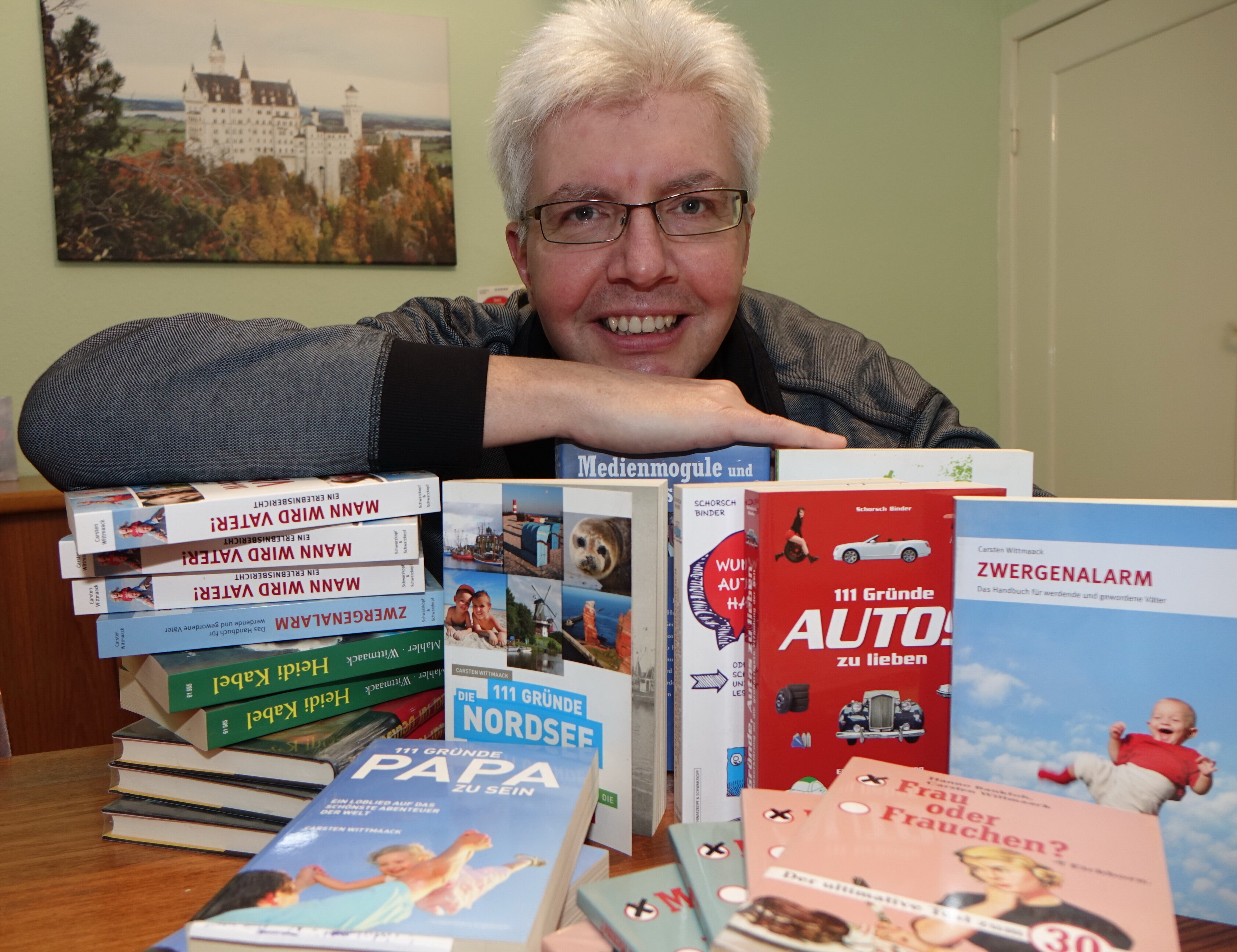 Carsten Wittmaack posiert mit seinen Werken