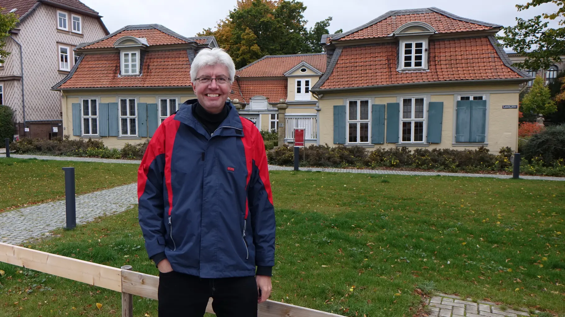 Carsten Wittmaack steht vor dem „Lessinghaus“ in Wolfenbüttel