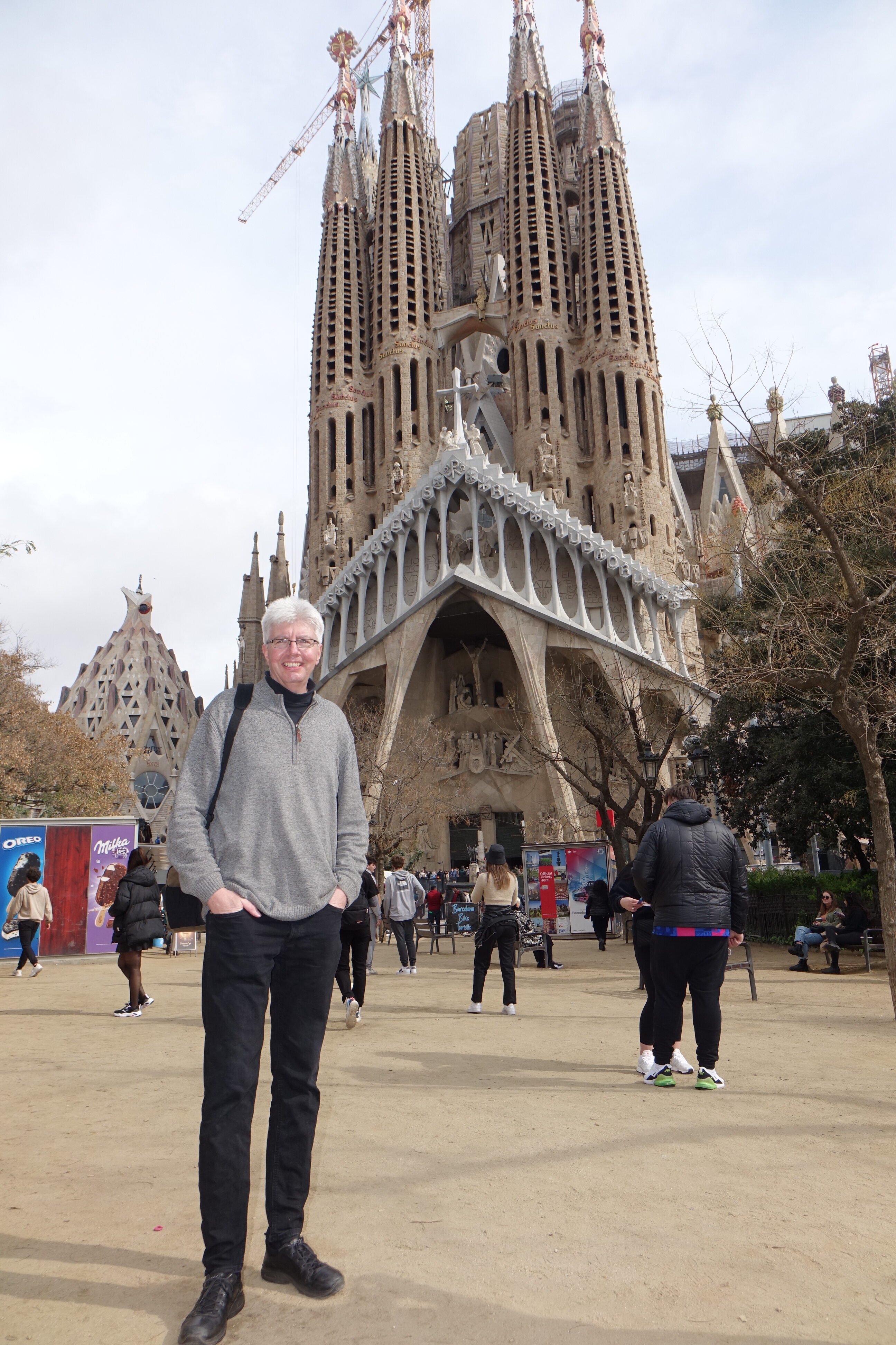 Carsten Wittmaack steht vor der „Sagrada Família“ in Barcelona