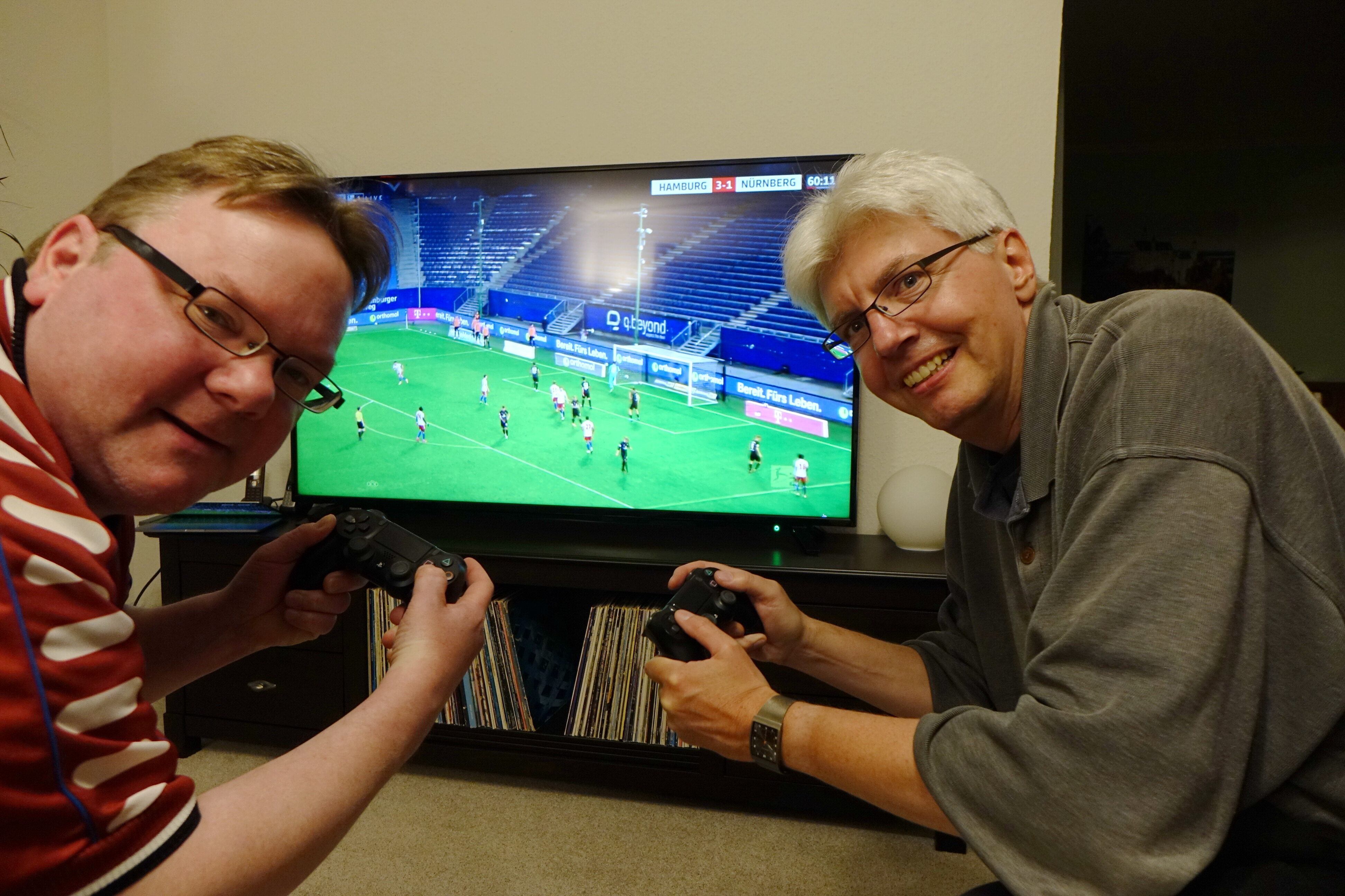 Sönke Rother (links im Bild) und Carsten Wittmaack (rechts im Bild) spielen das Videospiel „FiFa“