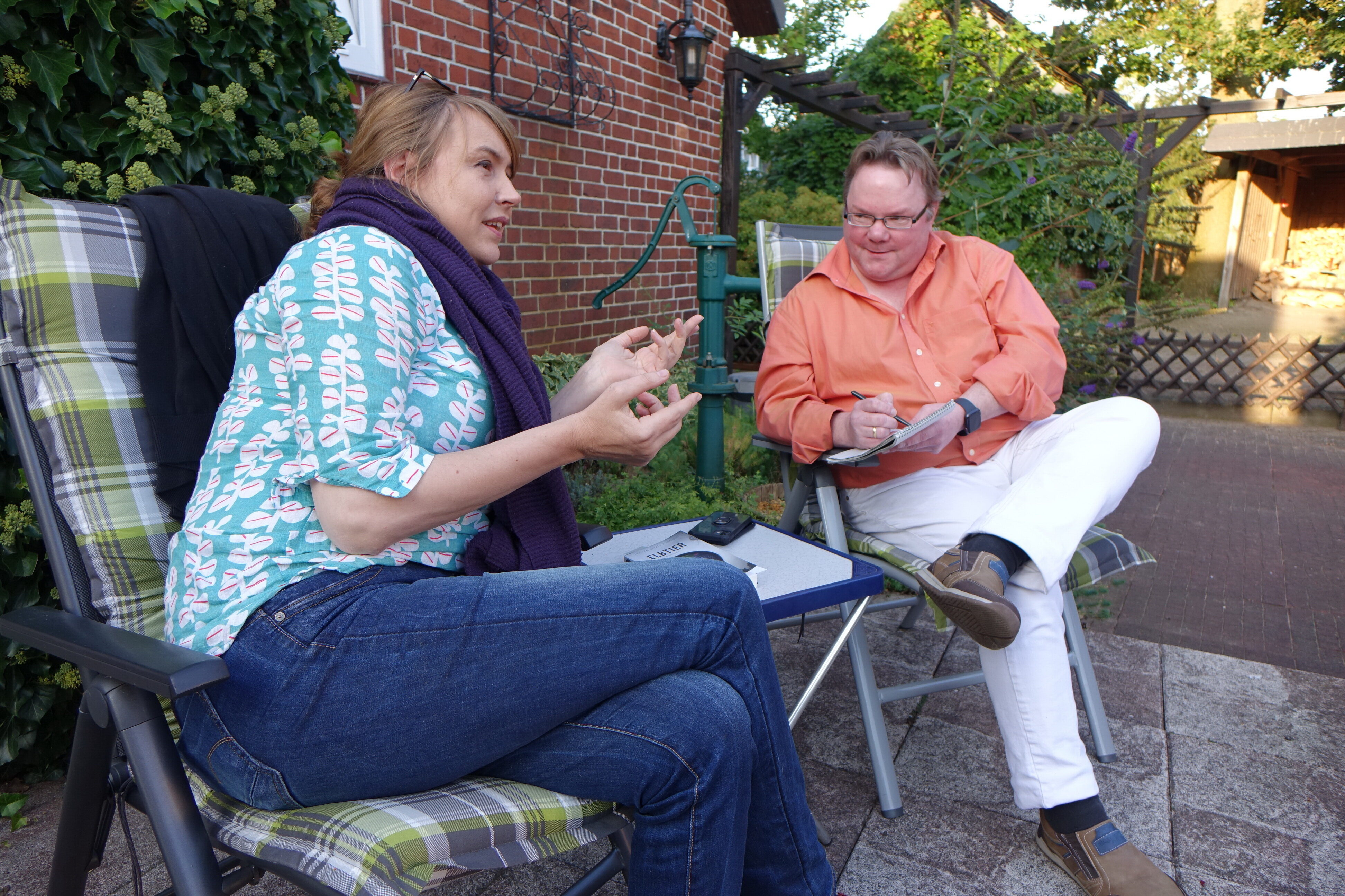 Nicole Wollschlaeger (links im Bild) und Sönke Rothers (rechts im Bild) diskutieren und machen sich Notizen