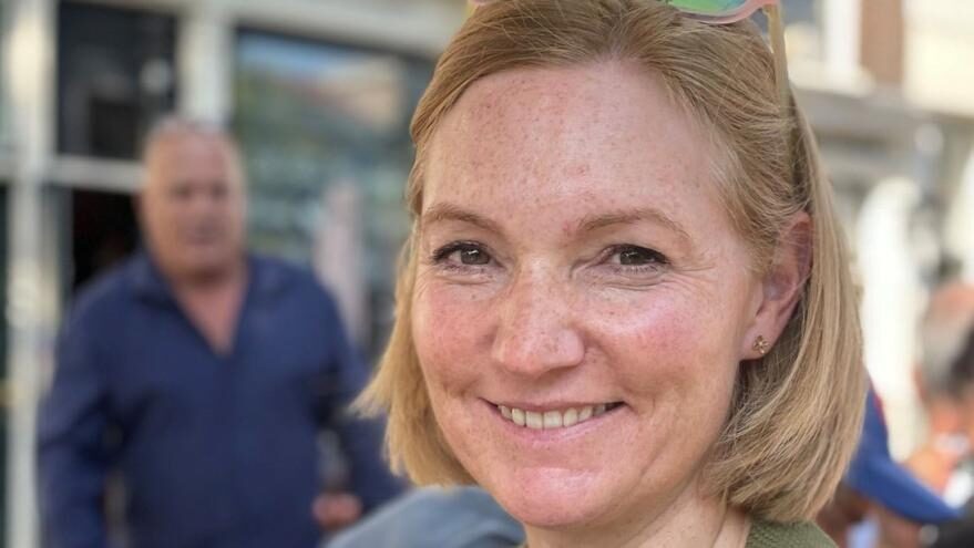 Svenja Sund, die in die Kamera lächelt