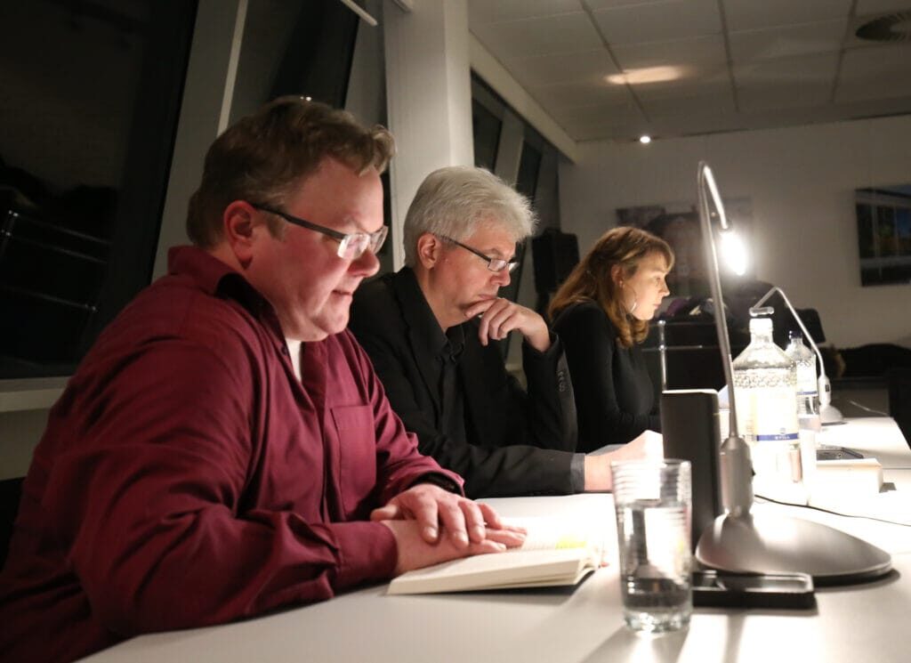 Sönke Rothers (links) Carsten Wittmaack (mitte) und Nicole Wollschlaeger (rechts) lesen aus „Gottes zweiter Chance“ vor